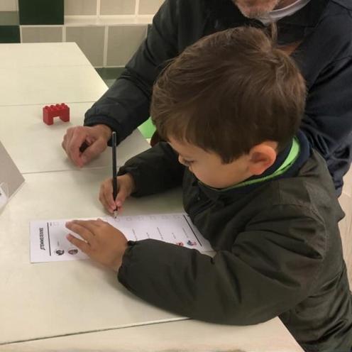 Dreng udfylder stemmeseddel til Børnevalget